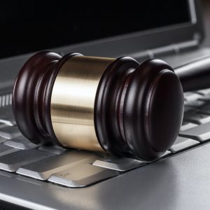 Суддівський молоток біля комп’ютера
